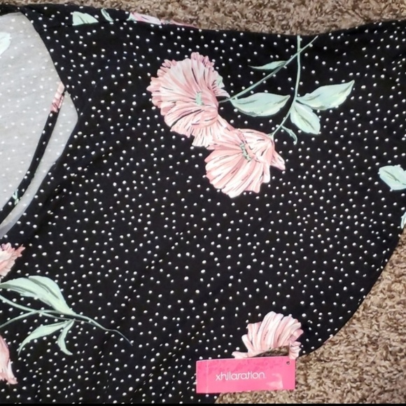 NWT Xhilaration flower print short sleeve romper.. - Picture 4 of 6